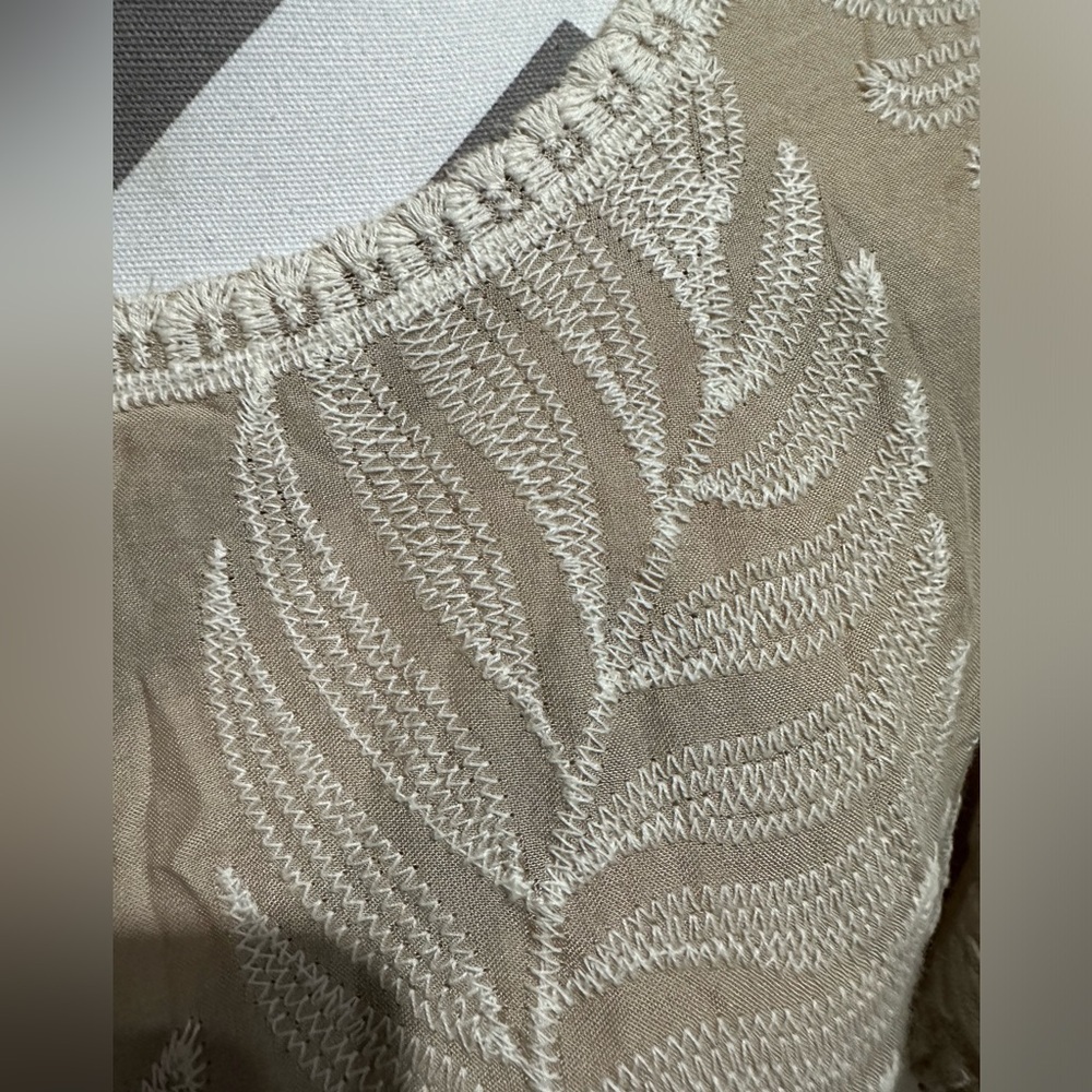 SOLITAIRE Women’s Palm Leaf Embroidered Top with slightly puff sleeves, EUC - Picture 4 of 6